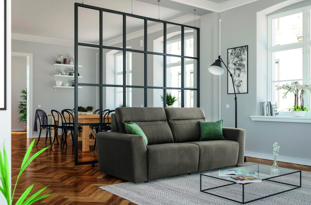 Un soggiorno con un divano e un tavolino.