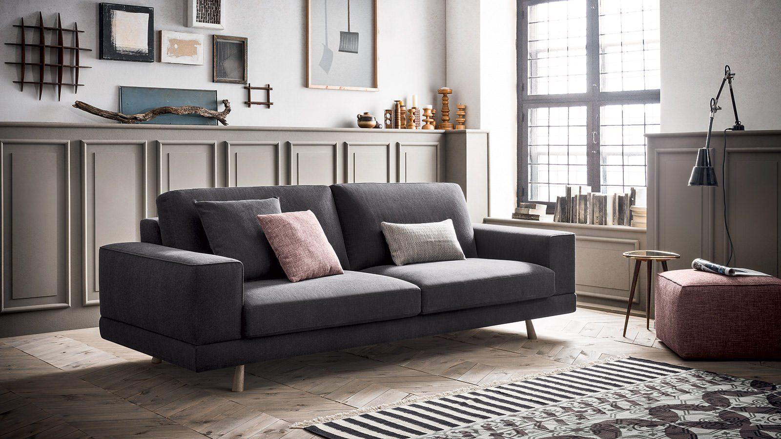 Un soggiorno con un divano e un tappeto