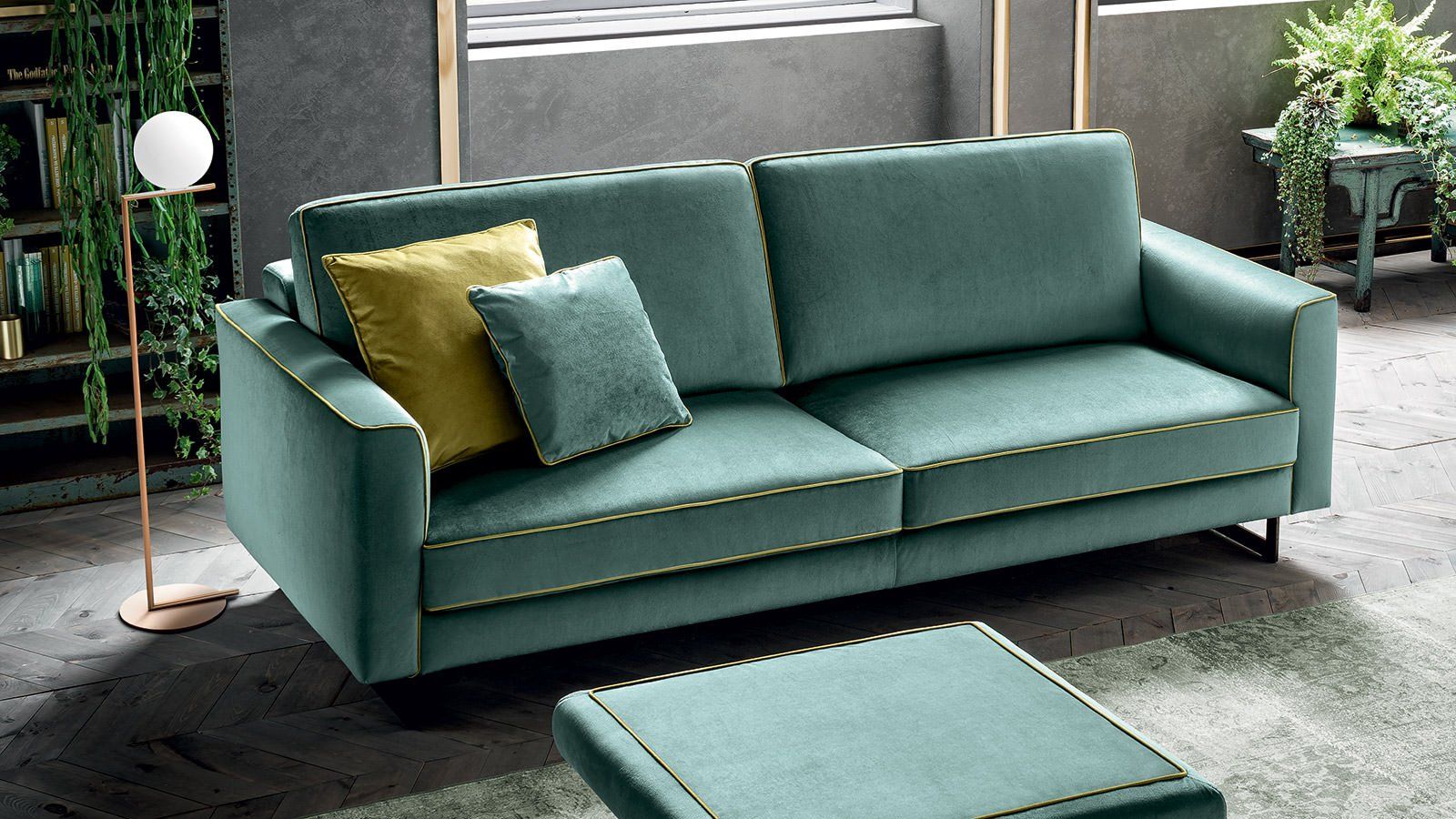 In soggiorno c'è un divano verde con cuscini gialli.