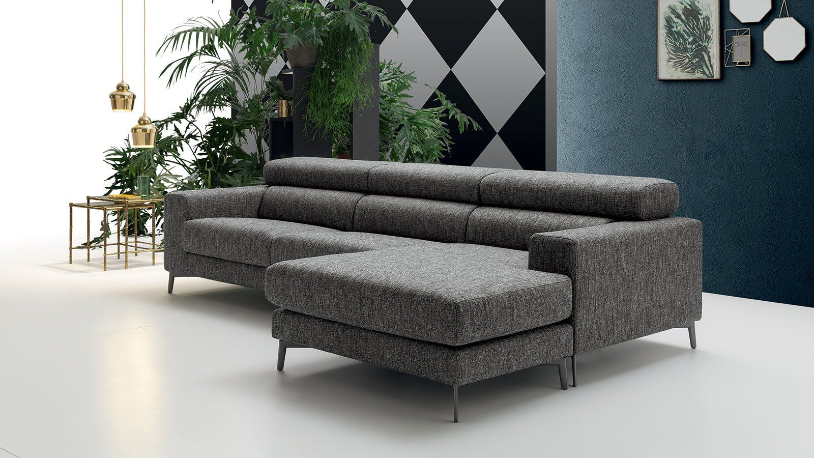 Un grande divano grigio componibile è posizionato in un soggiorno