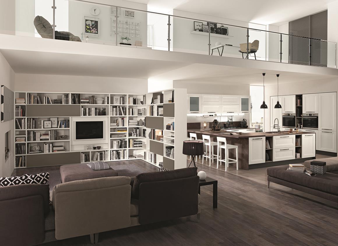Un soggiorno con molti mobili e una cucina