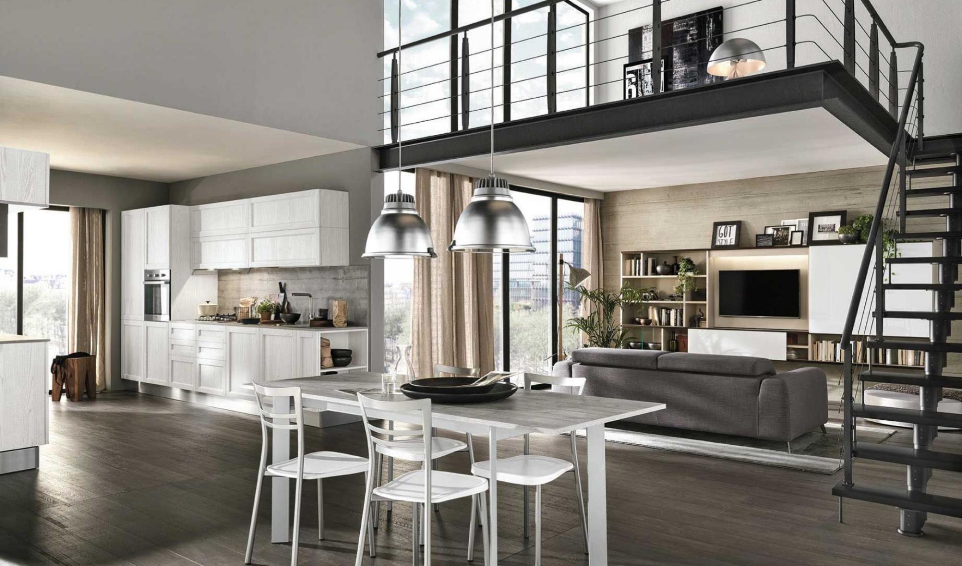 Un soggiorno con tavolo e sedie e una scala che conduce al secondo piano.