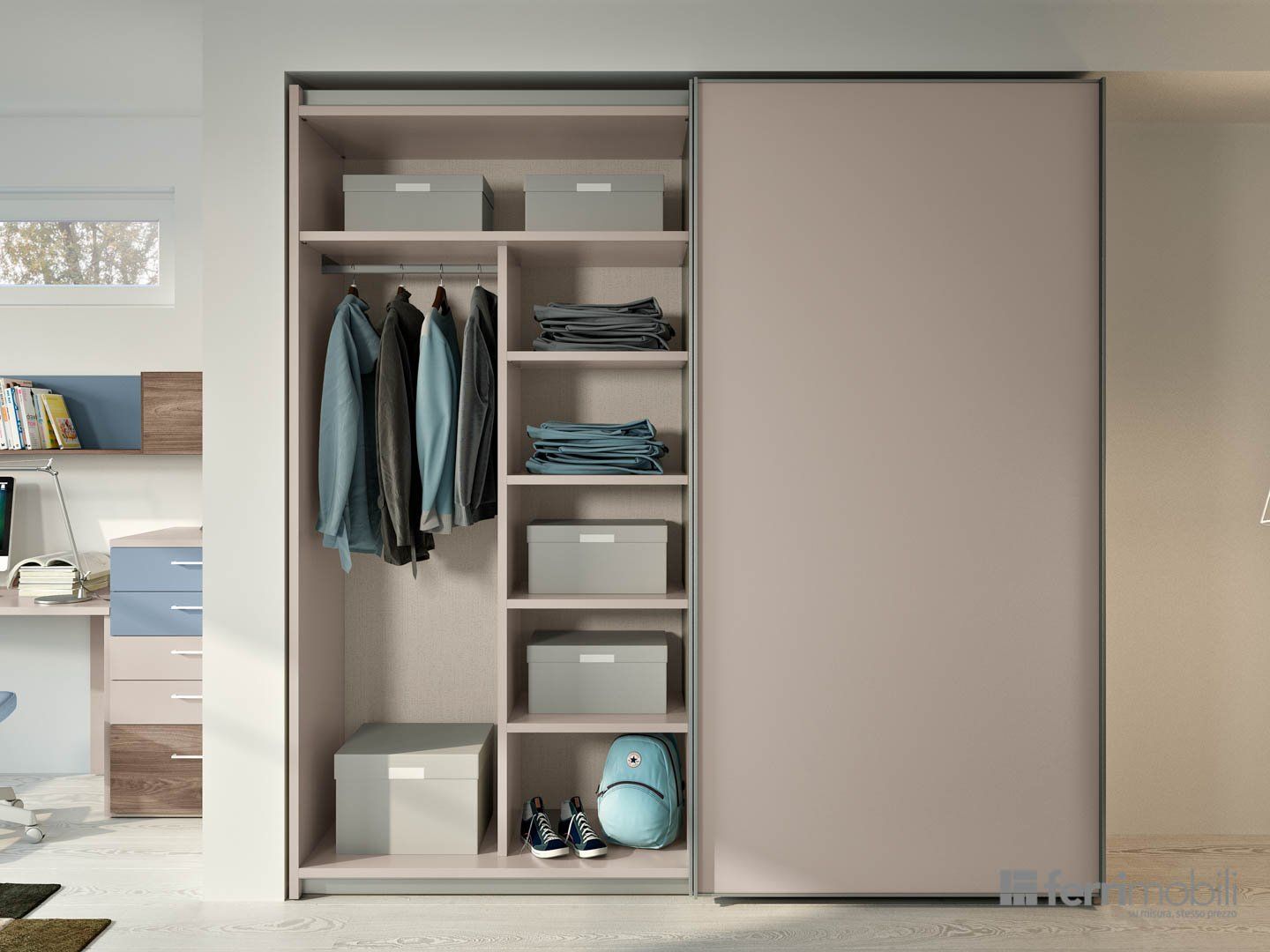 Un armadio con ante scorrevoli e ripiani in una camera da letto.