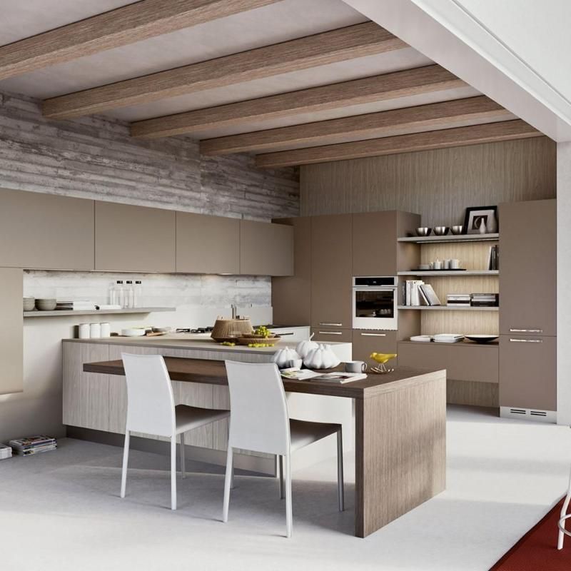 Una cucina con un tavolo e delle sedie