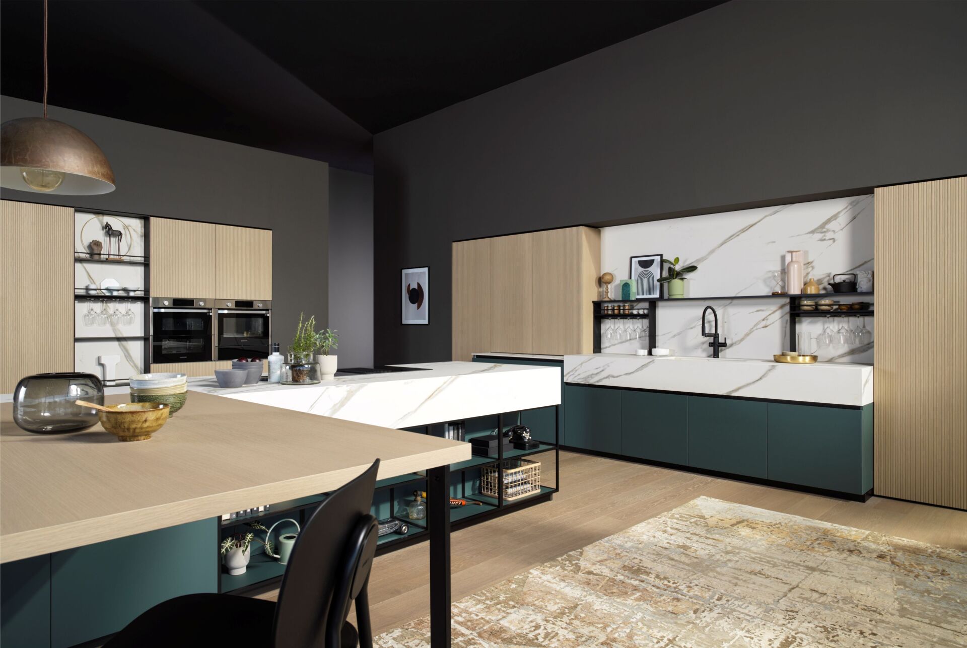 Una cucina con una grande isola al centro della stanza.