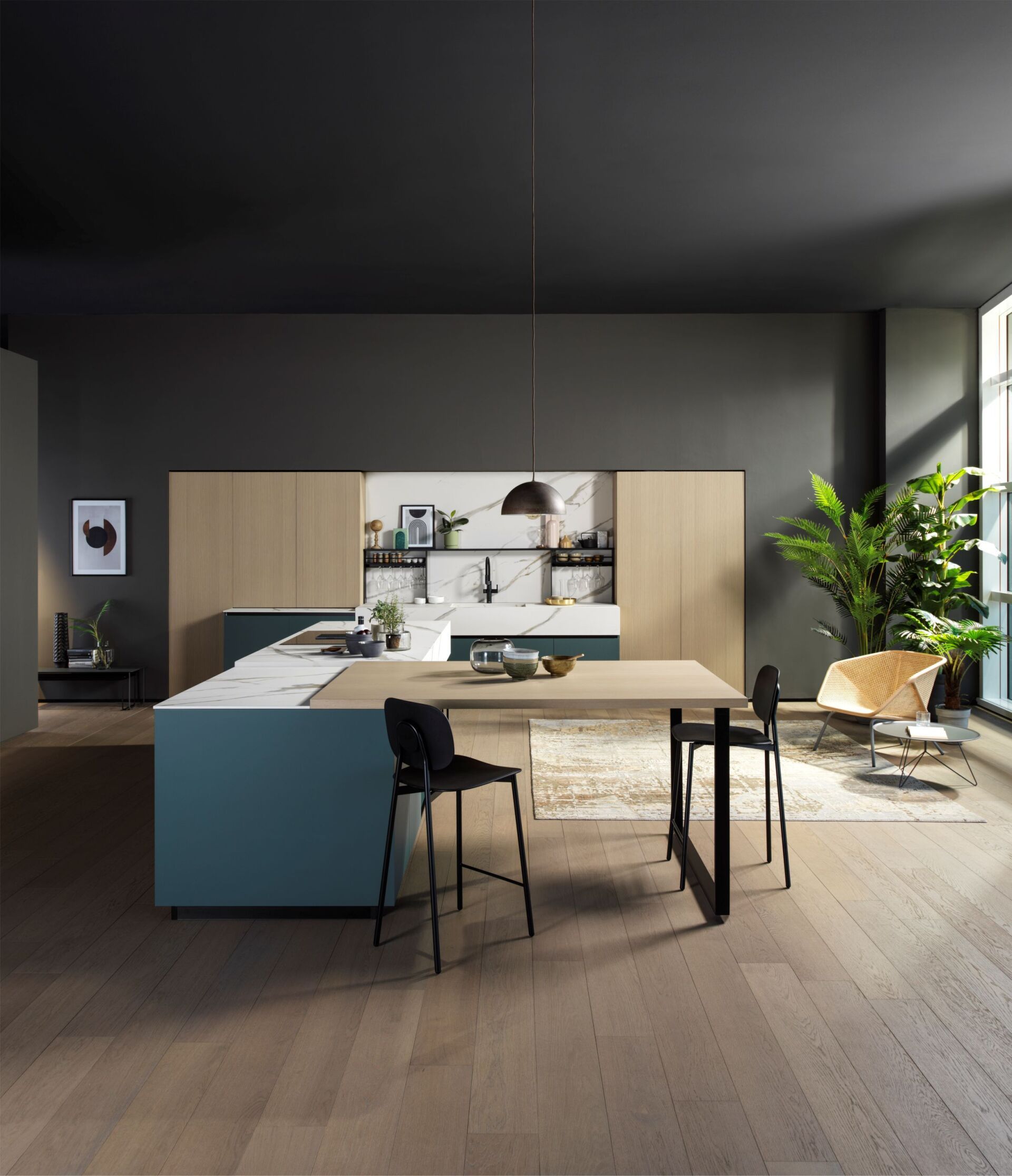 Una cucina con tavolo e sedie