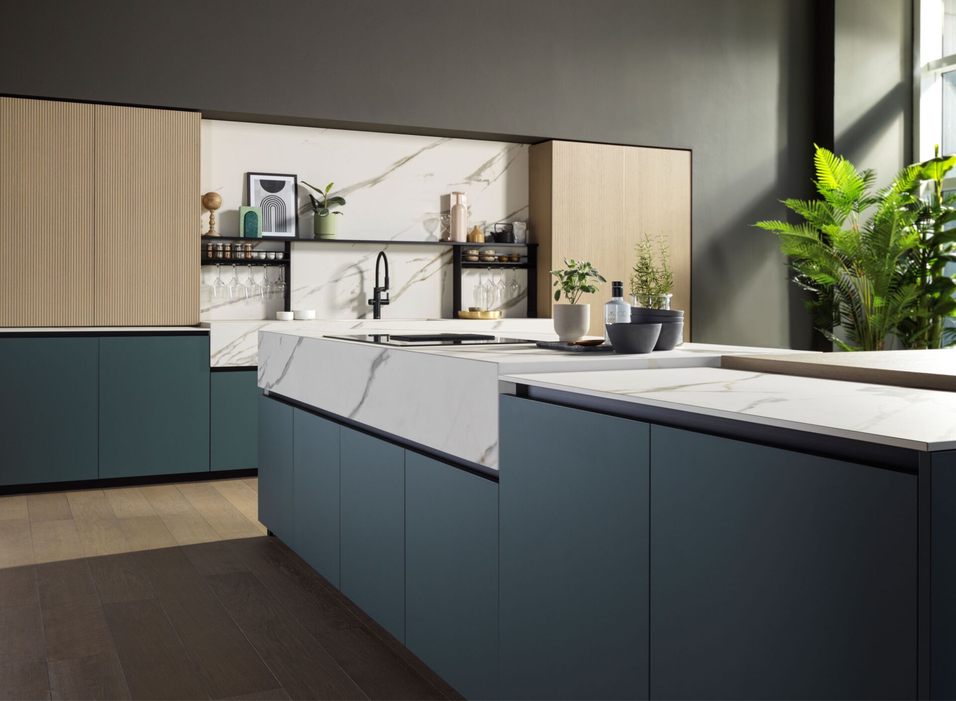 Una cucina con mobili blu, ripiani bianchi e una grande isola.