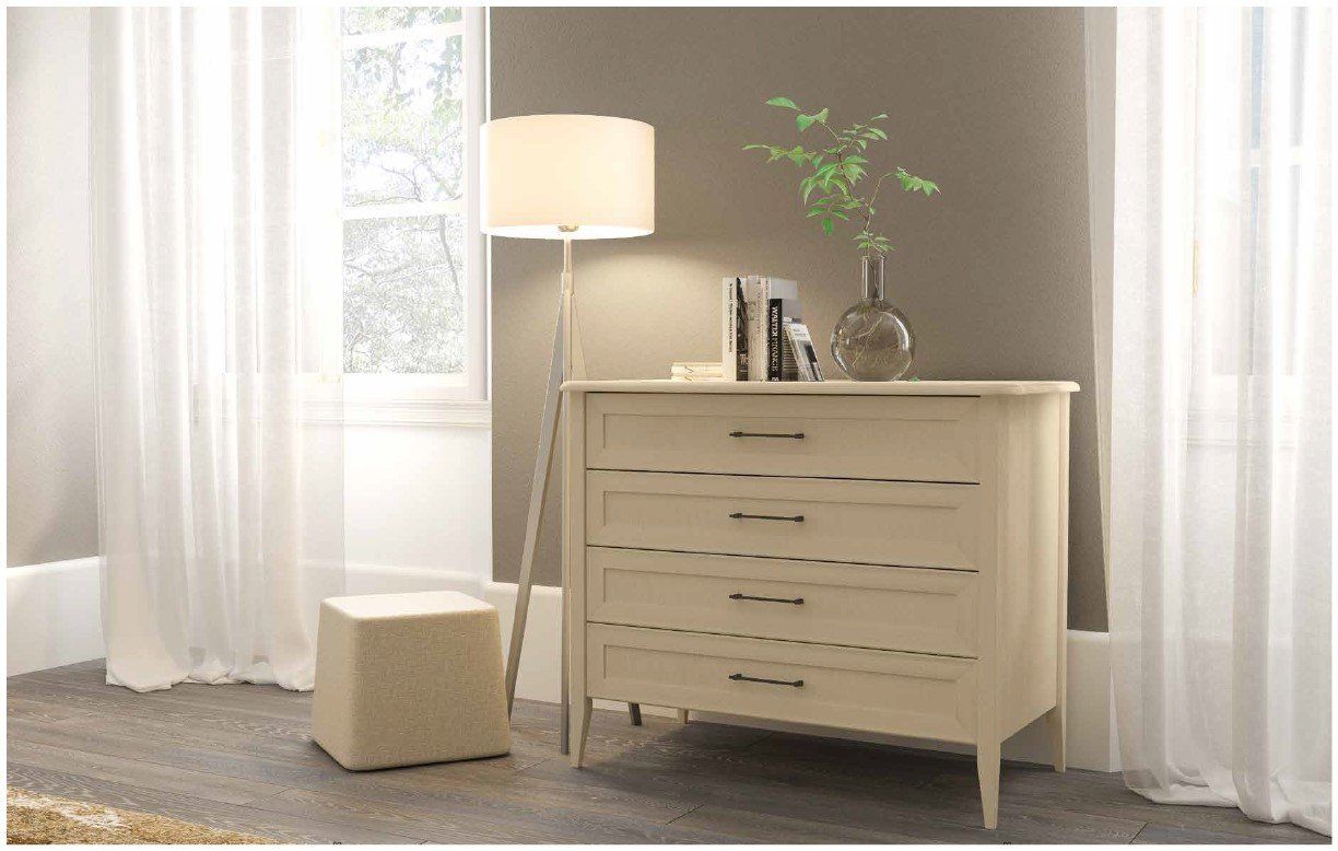 Una camera da letto con una cassettiera, una lampada e un pouf.