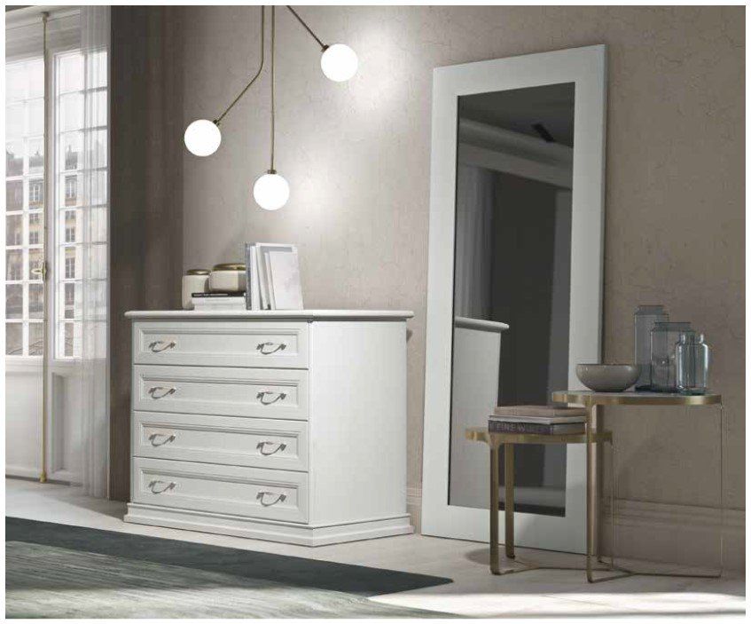 Una camera da letto con una cassettiera e un grande specchio