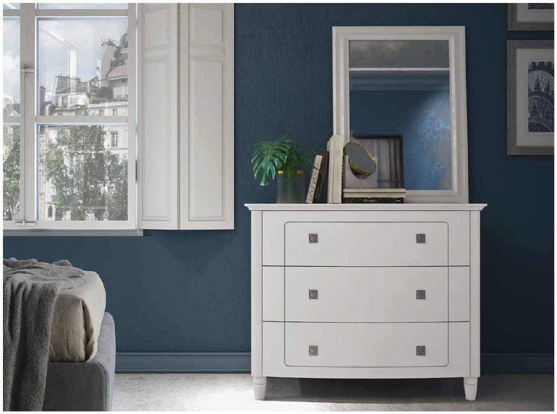 Una camera da letto con una cassettiera bianca e uno specchio.