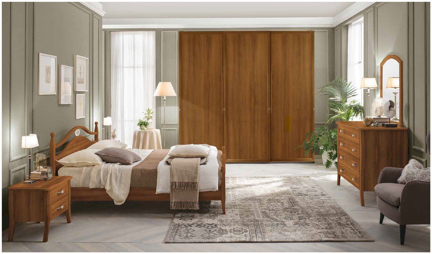 Una camera da letto con un letto, una cassettiera, un comodino, una sedia e uno specchio.