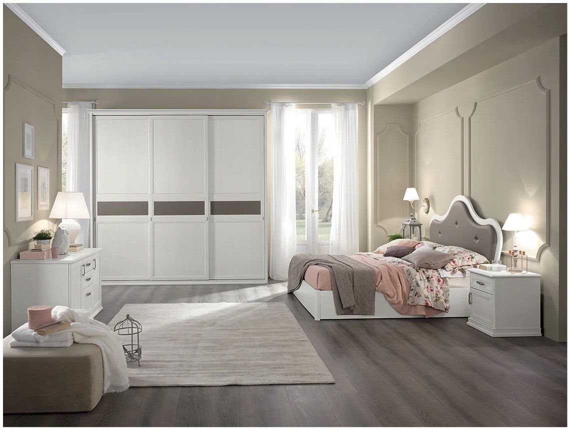 Una camera da letto con un letto, un comodino, una cassettiera e un armadio