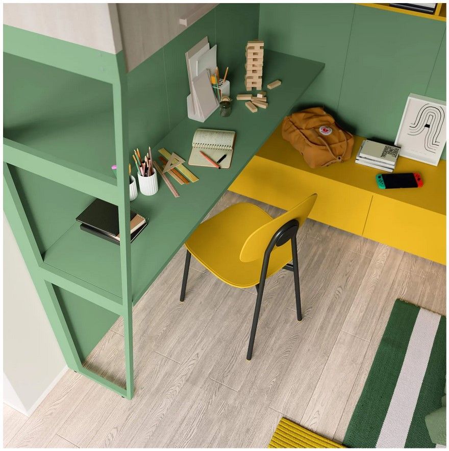 Una scrivania verde con una sedia gialla sotto