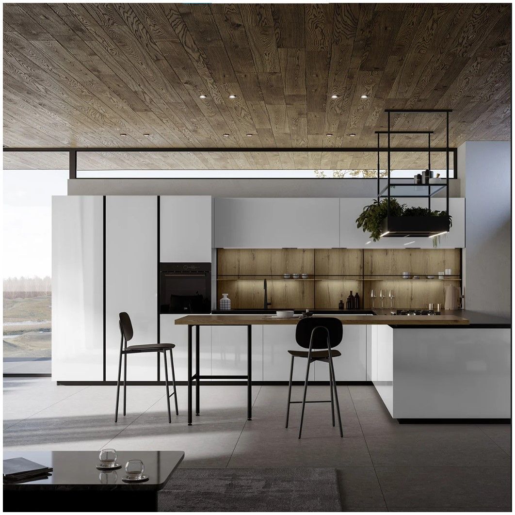 Una cucina con mobili bianchi e soffitto in legno