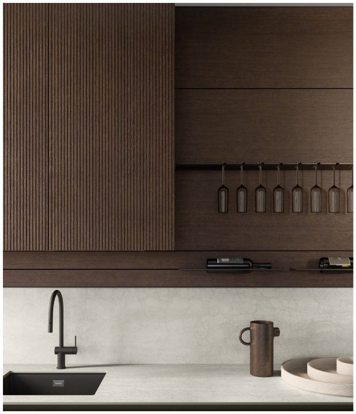 Una cucina con mobili in legno e un lavandino