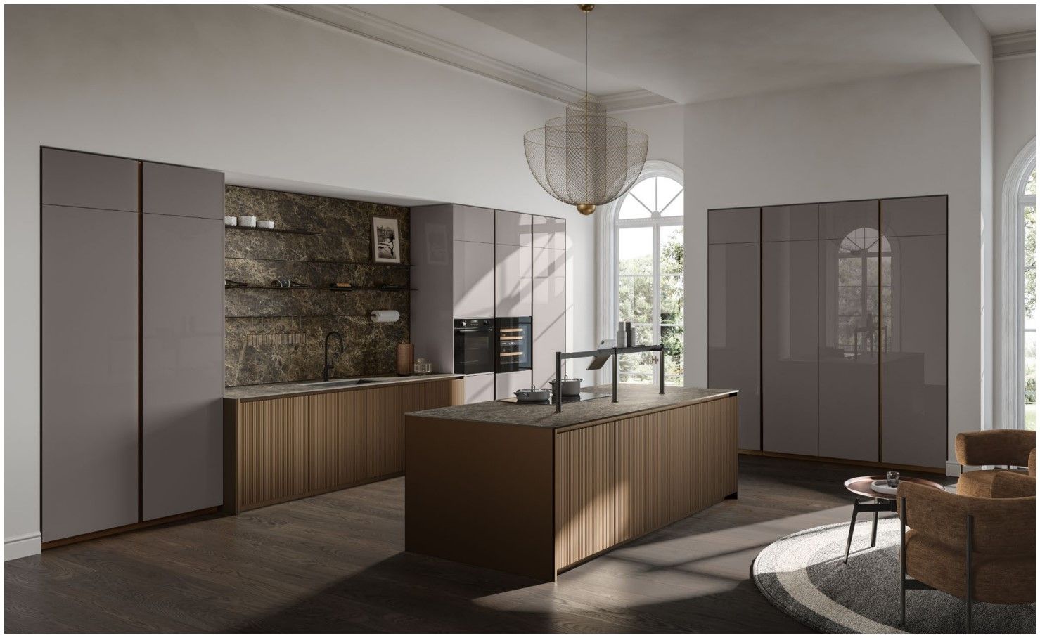 Una cucina con una grande isola al centro e un lampadario appeso al soffitto.