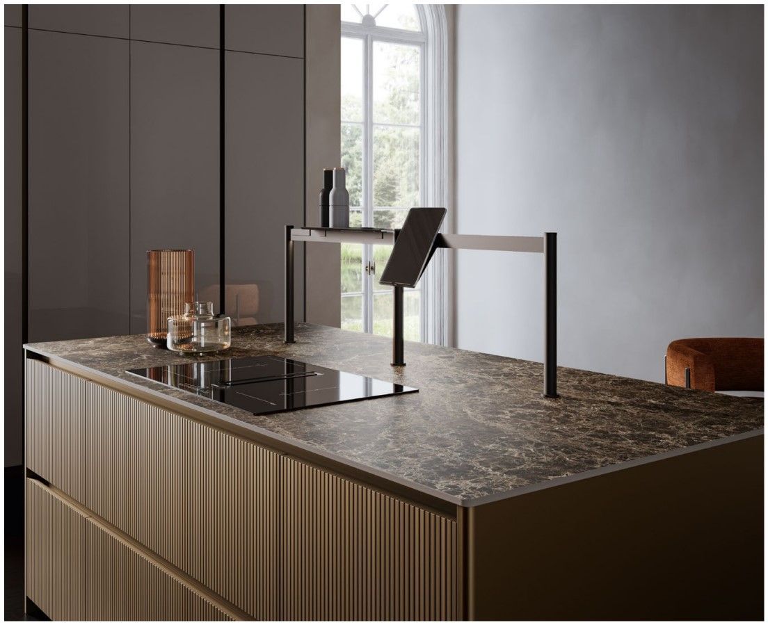 Una cucina con una grande isola e un piano cottura con forno.