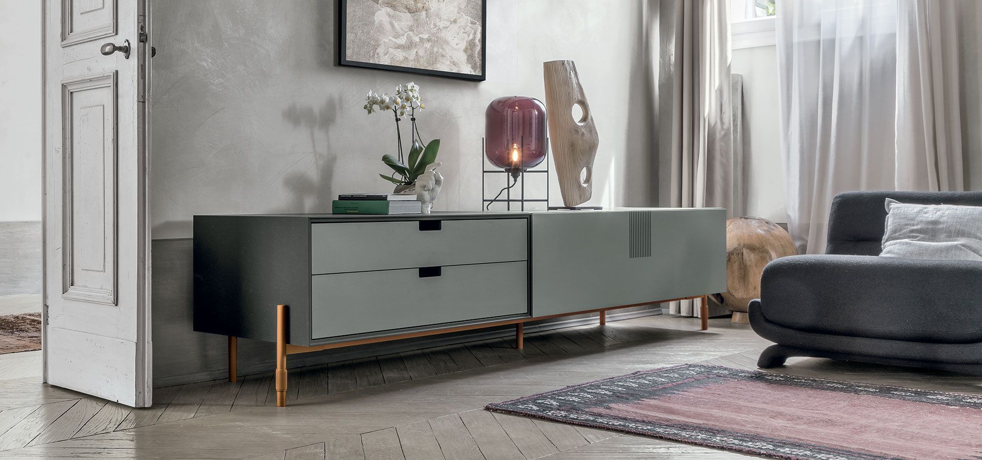 Un soggiorno con un divano e una cassettiera