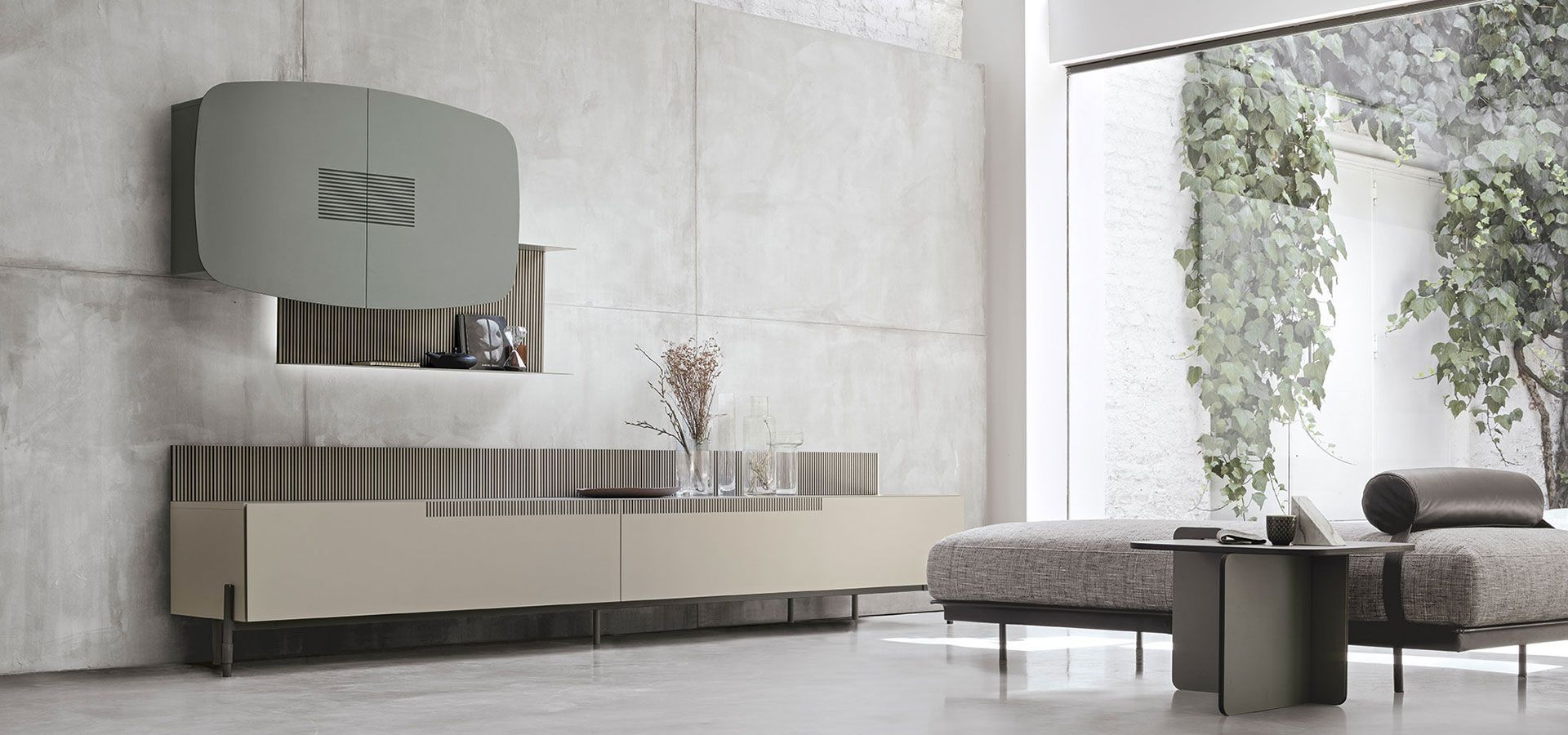 Un soggiorno con un divano, un tavolo e una televisione sulla parete.