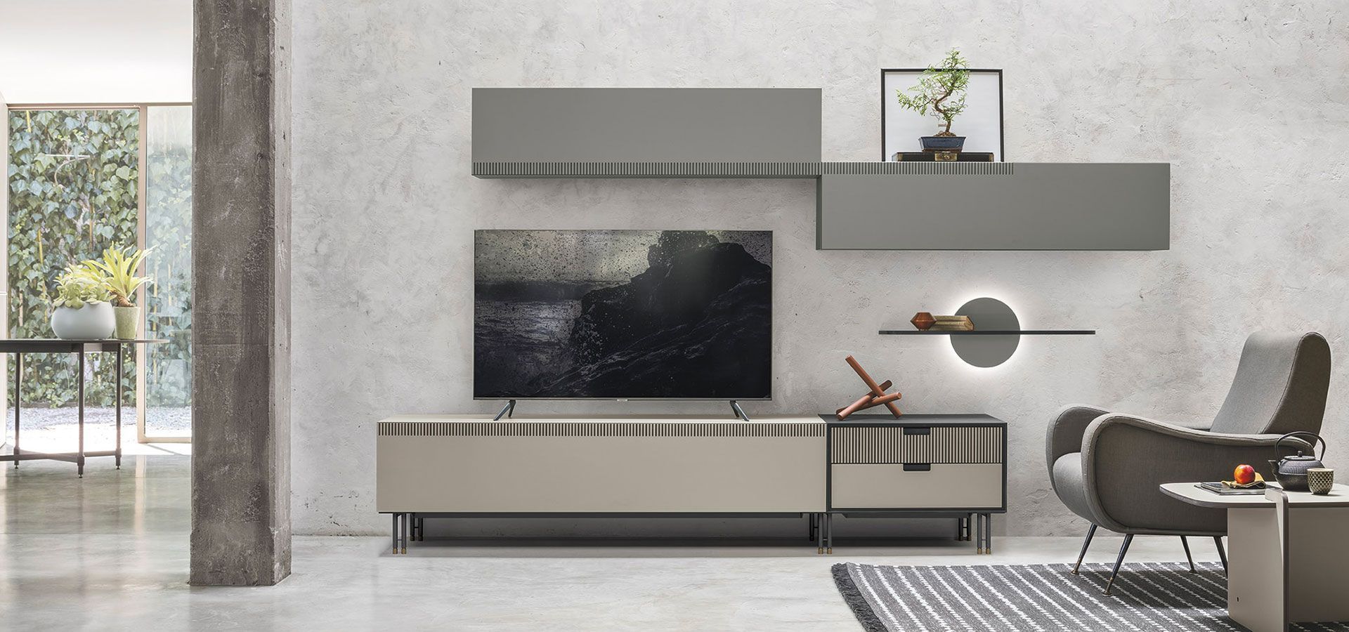 Un soggiorno con una tv su un supporto e una sedia.