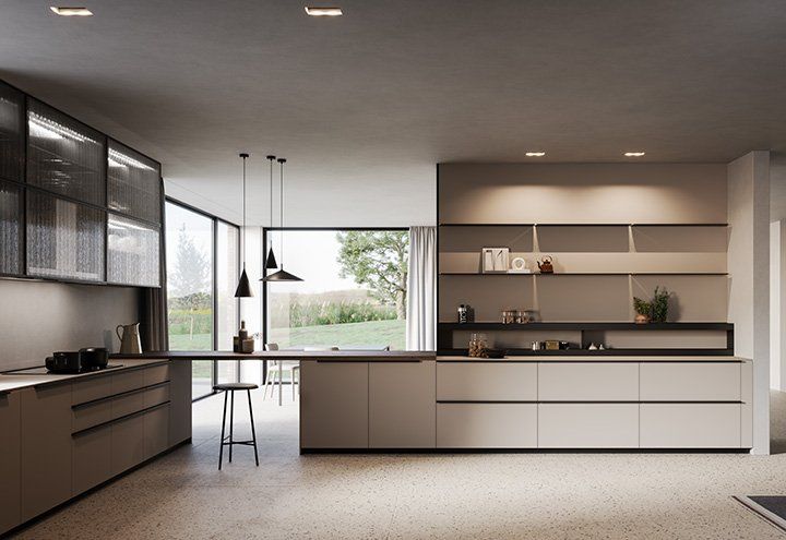 Una cucina con mobili bianchi e una grande isola al centro.