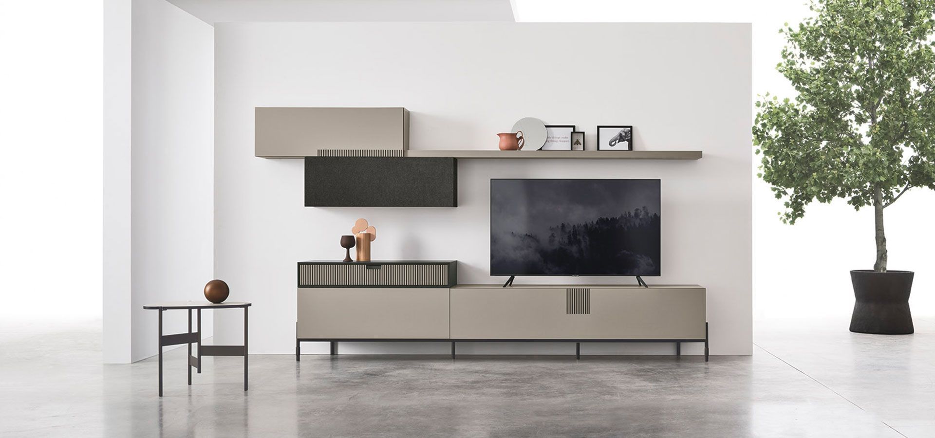 Un soggiorno con una TV a schermo piatto su un supporto