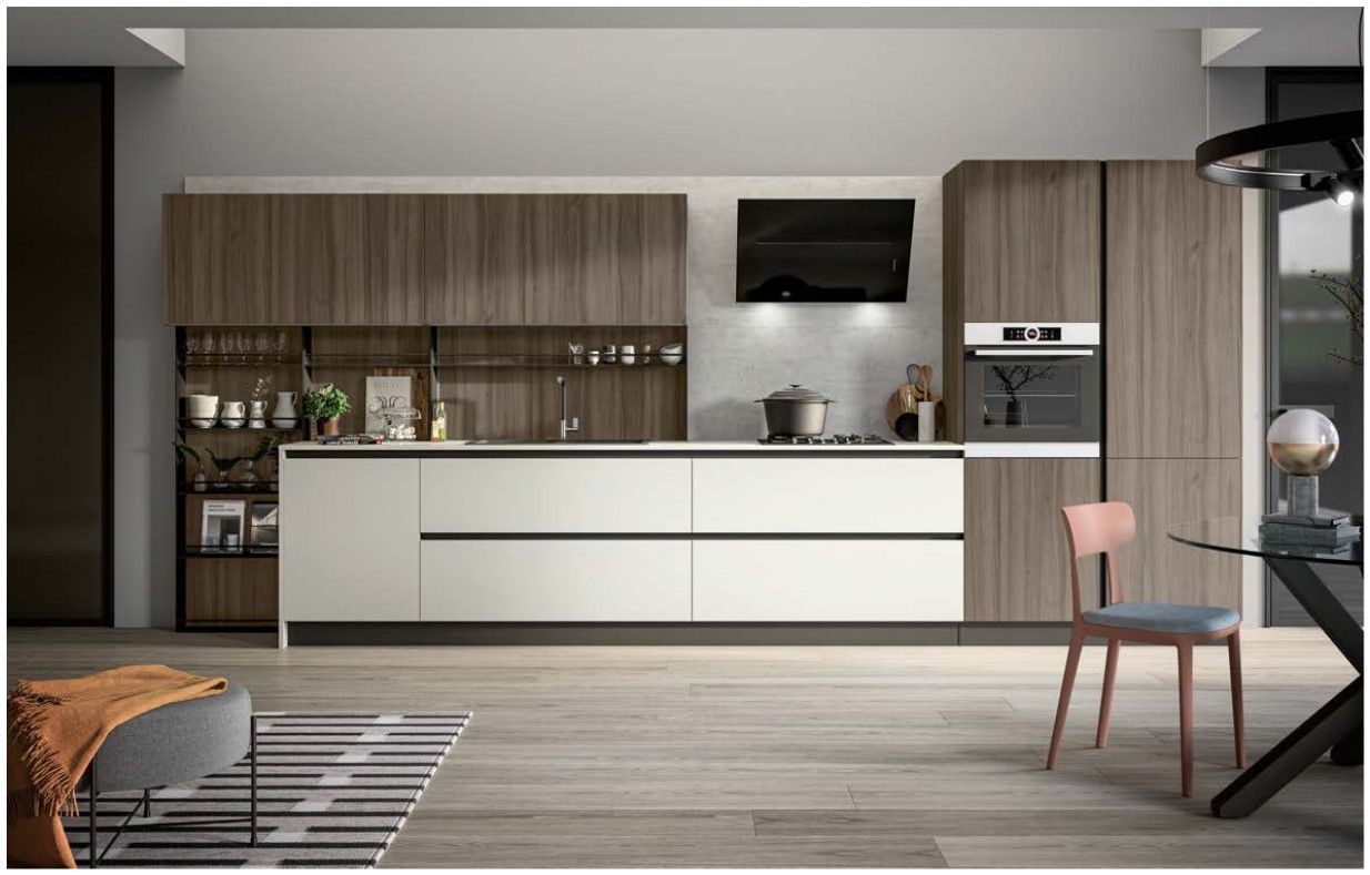 Una cucina con un tavolo e delle sedie