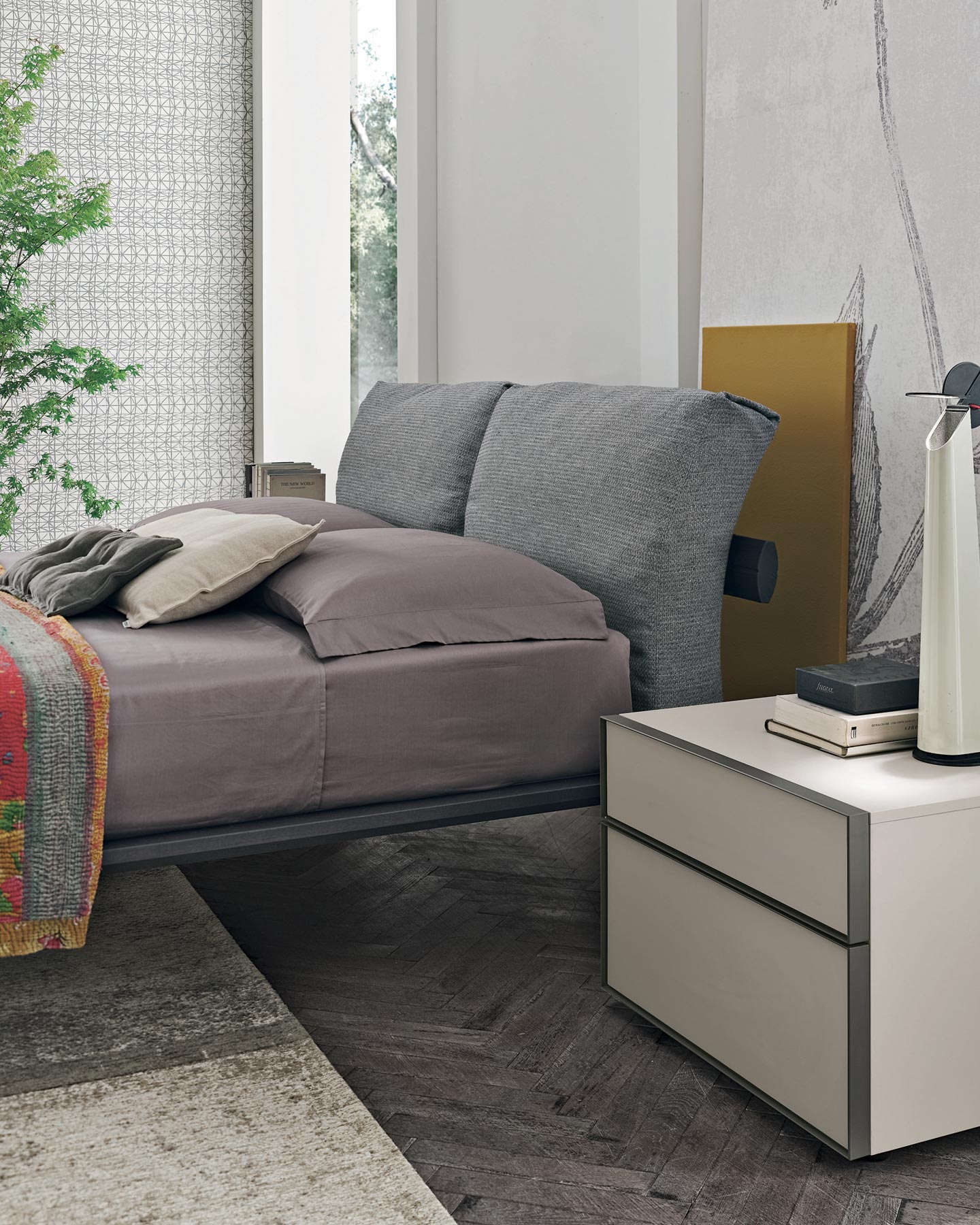 Una camera da letto con un letto e un comodino