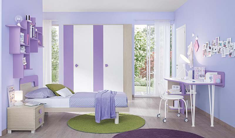 Una camera da letto con pareti viola e bianche e un letto