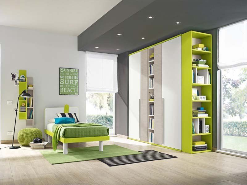 Una camera da letto con un letto, scaffali e un armadio.