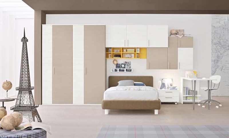 Una camera da letto con letto, scrivania, armadio e torre Eiffel.