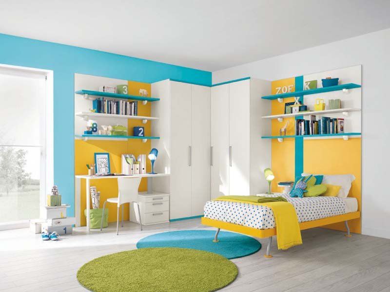 Una camera da letto con pareti blu e gialle e un letto giallo