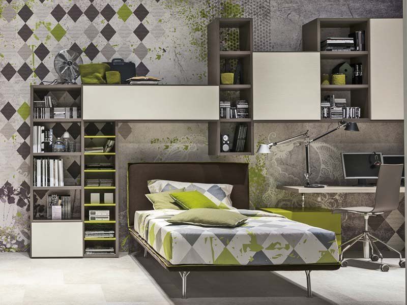 Una camera da letto con un letto, una scrivania e degli scaffali