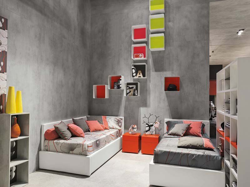 Una camera da letto con due letti e un divano