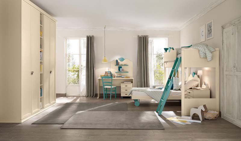 C'è un letto a castello in mezzo alla stanza.