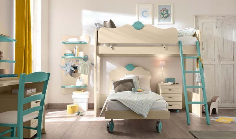 Una camera da letto con un letto a castello, scrivania e sedia.