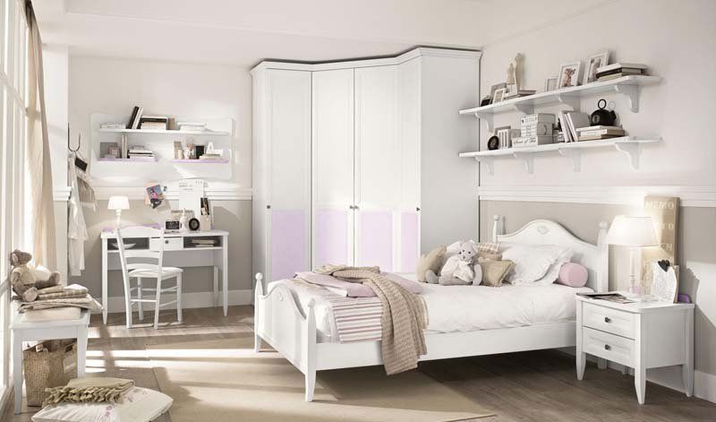 Una camera da letto con letto, scrivania, comodino e armadio.