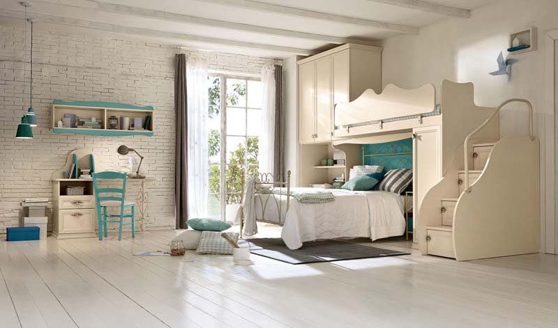 Una camera da letto con letto a castello, scrivania, sedia e scale.