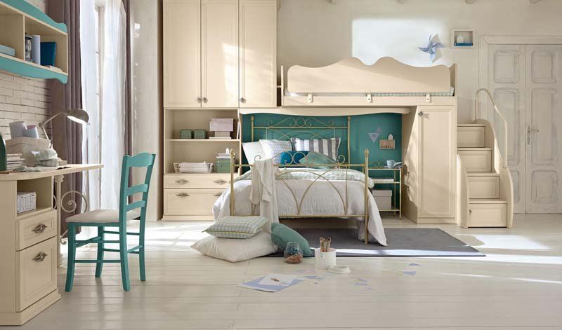 Una camera da letto con letto a castello, scrivania, sedia e scale.