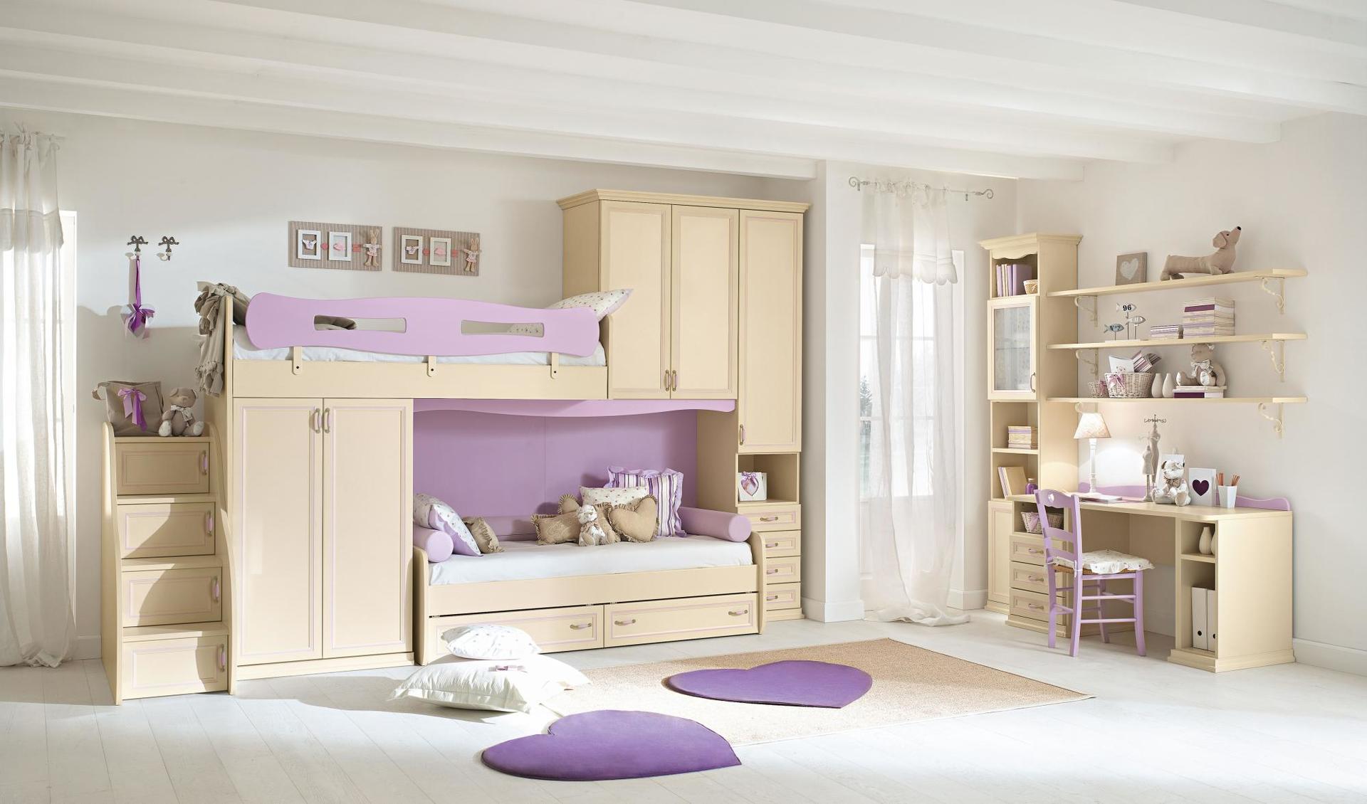 Una cameretta per bambini con un letto a castello e una scrivania