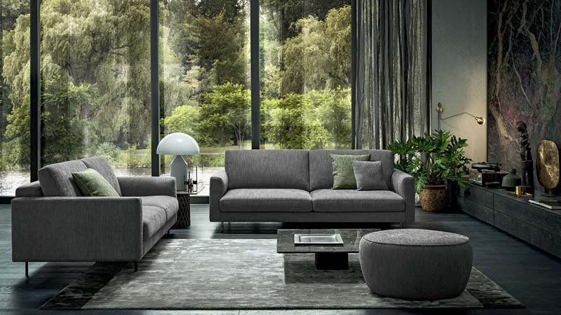 Un soggiorno pieno di mobili e una grande finestra.