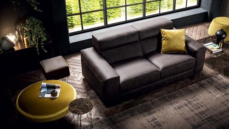 Un soggiorno con un divano e un tavolino giallo