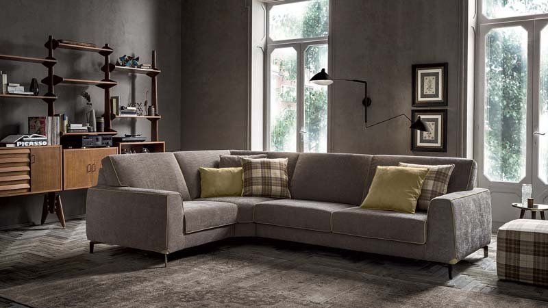 Un soggiorno con un grande divano componibile e un tappeto