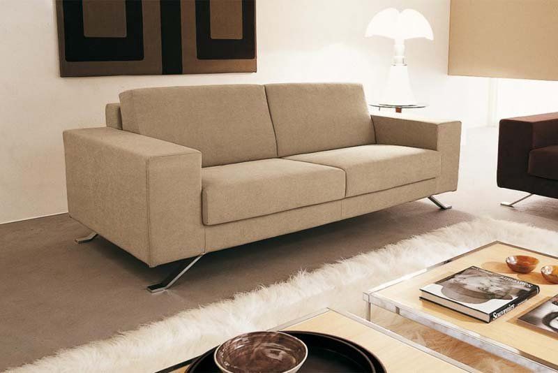 Un soggiorno con un divano e un tavolino da caffè