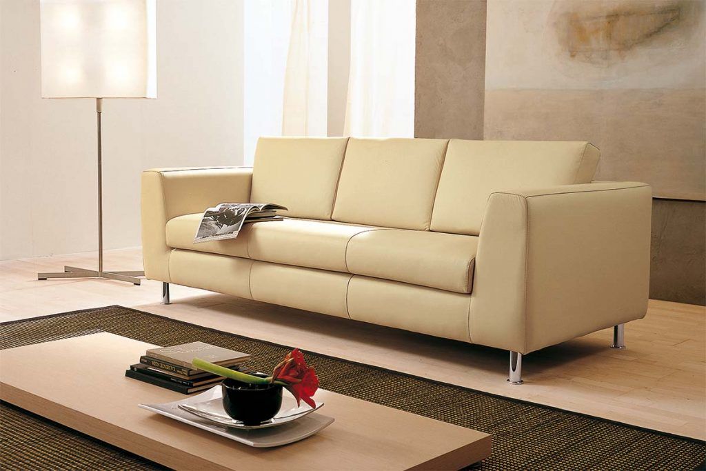 Un soggiorno con un divano e un tavolino da caffè