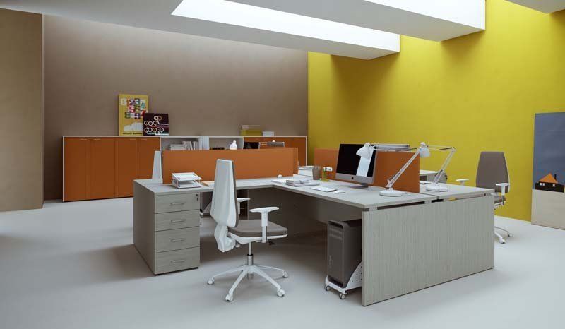 Un cubicolo con due scrivanie e un computer sopra