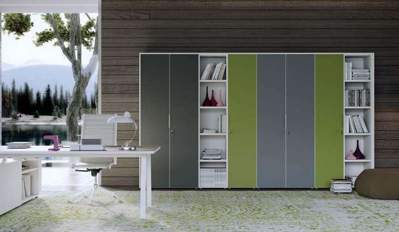 Una stanza con una scrivania e scaffali e una grande finestra