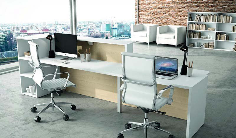 Una scrivania con due sedie e un computer sopra