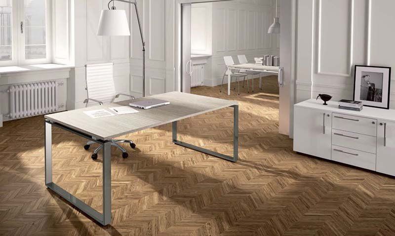 C'è una scrivania e una sedia in mezzo alla stanza.