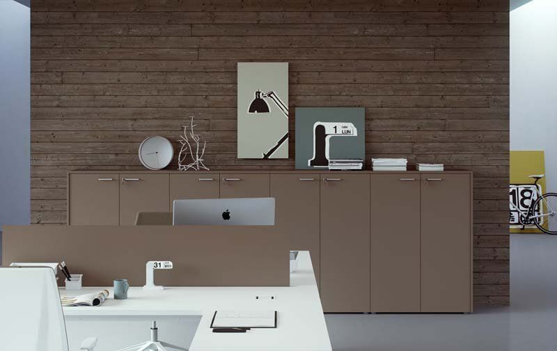 Un ufficio moderno con un muro di mattoni e una scrivania bianca